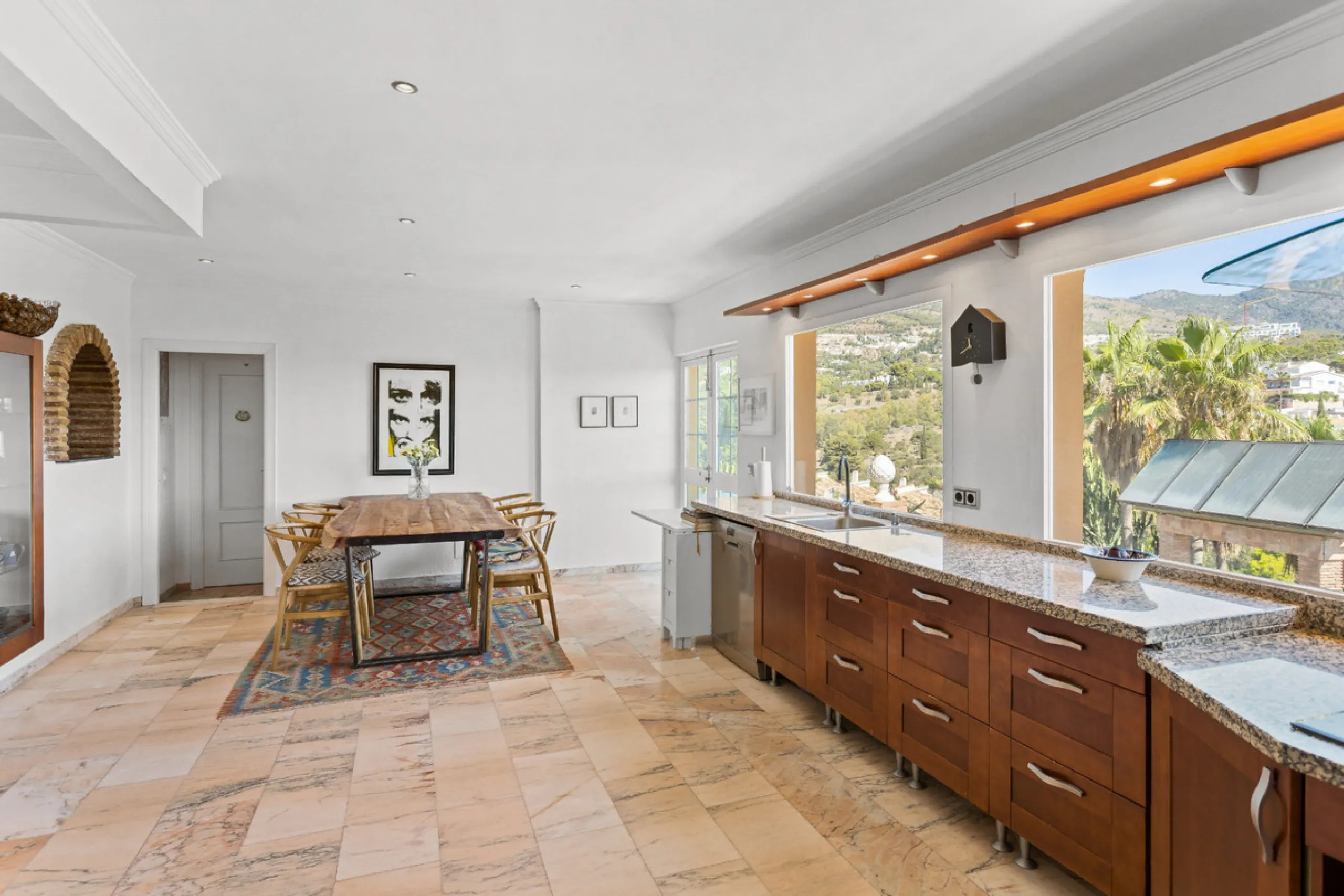 Welcome to this lovely, large villa in Torremuelle. The villa is located on a small hill with amazing views over the coastline and mountains of Benalmadena Costa. The location is just perfect, close to the sea and with excellent communication. You can rea