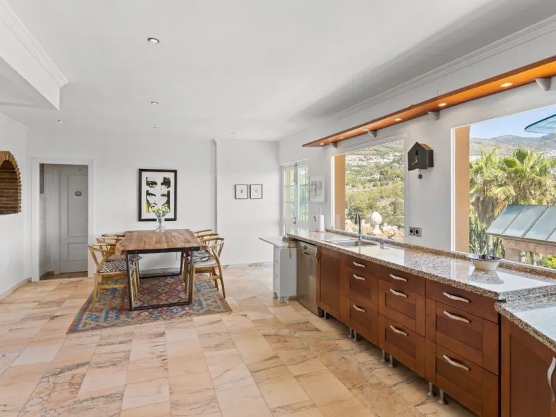 Welcome to this lovely, large villa in Torremuelle. The villa is located on a small hill with amazing views over the coastline and mountains of Benalmadena Costa. The location is just perfect, close to the sea and with excellent communication. You can rea