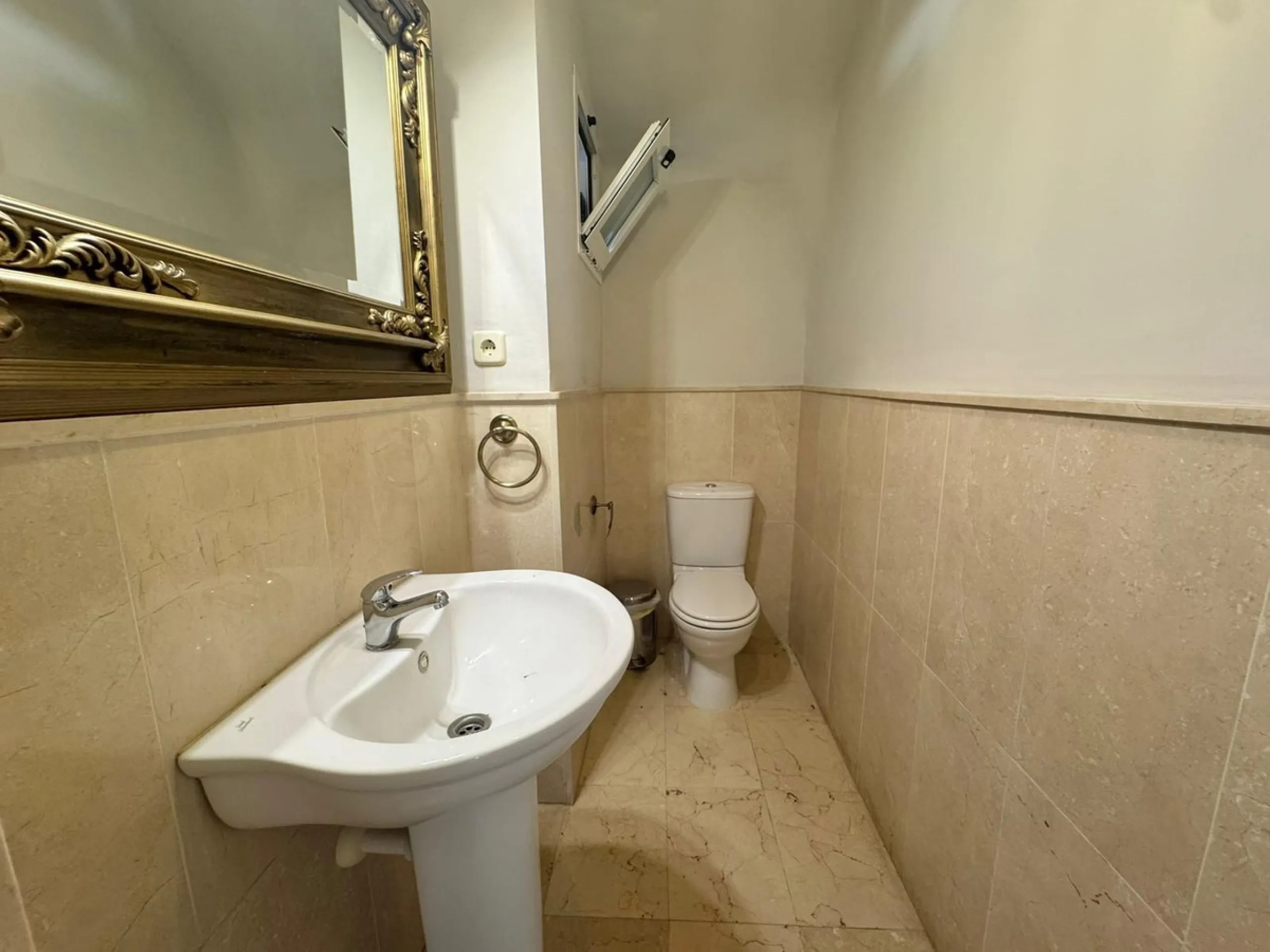 Beautiful 4-bedroom, 2-bathroom semi-detached house located in Riviera del Sol, set within a quiet and well-maintained residential community ideal for families.