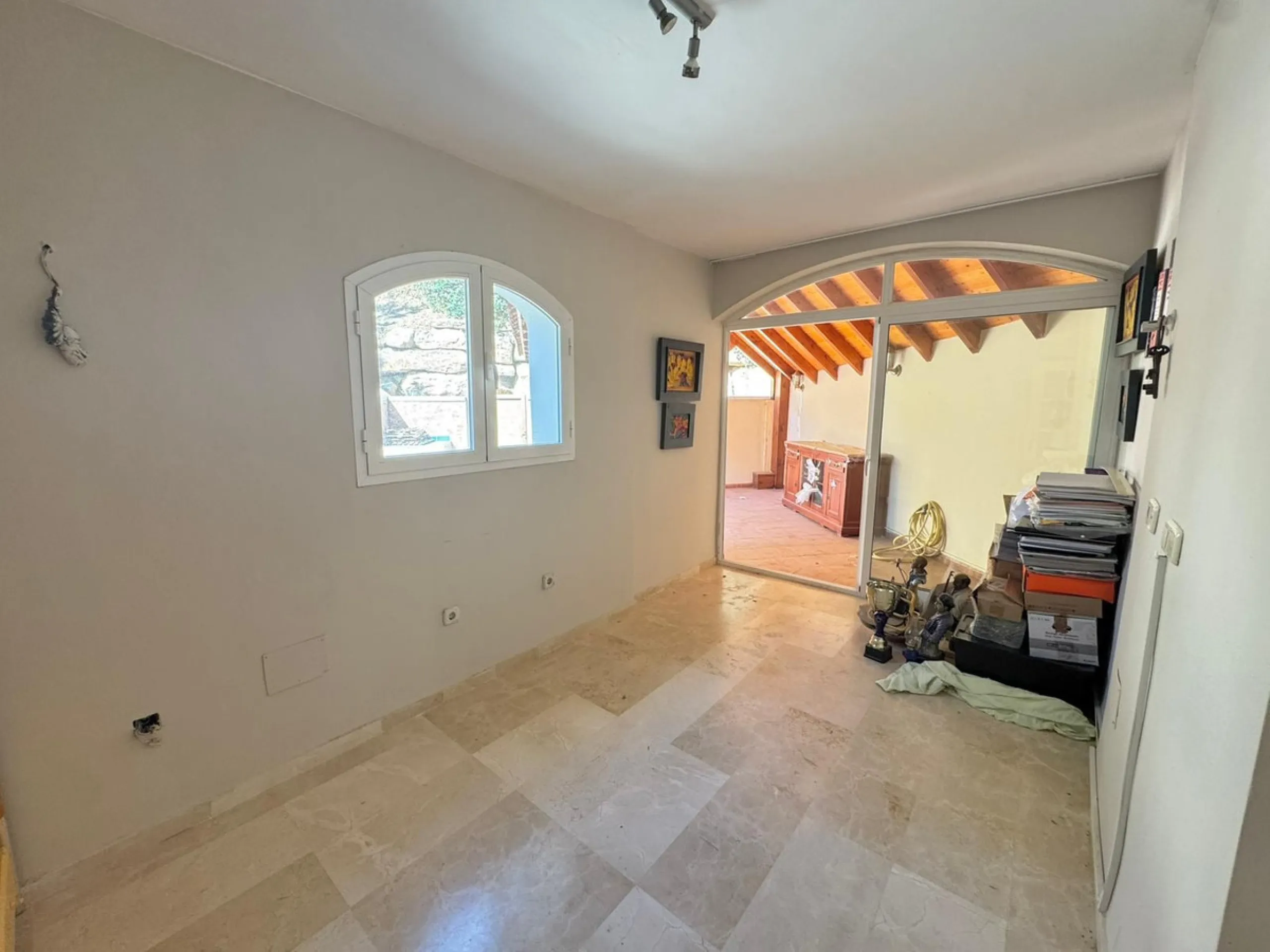 Beautiful 4-bedroom, 2-bathroom semi-detached house located in Riviera del Sol, set within a quiet and well-maintained residential community ideal for families.