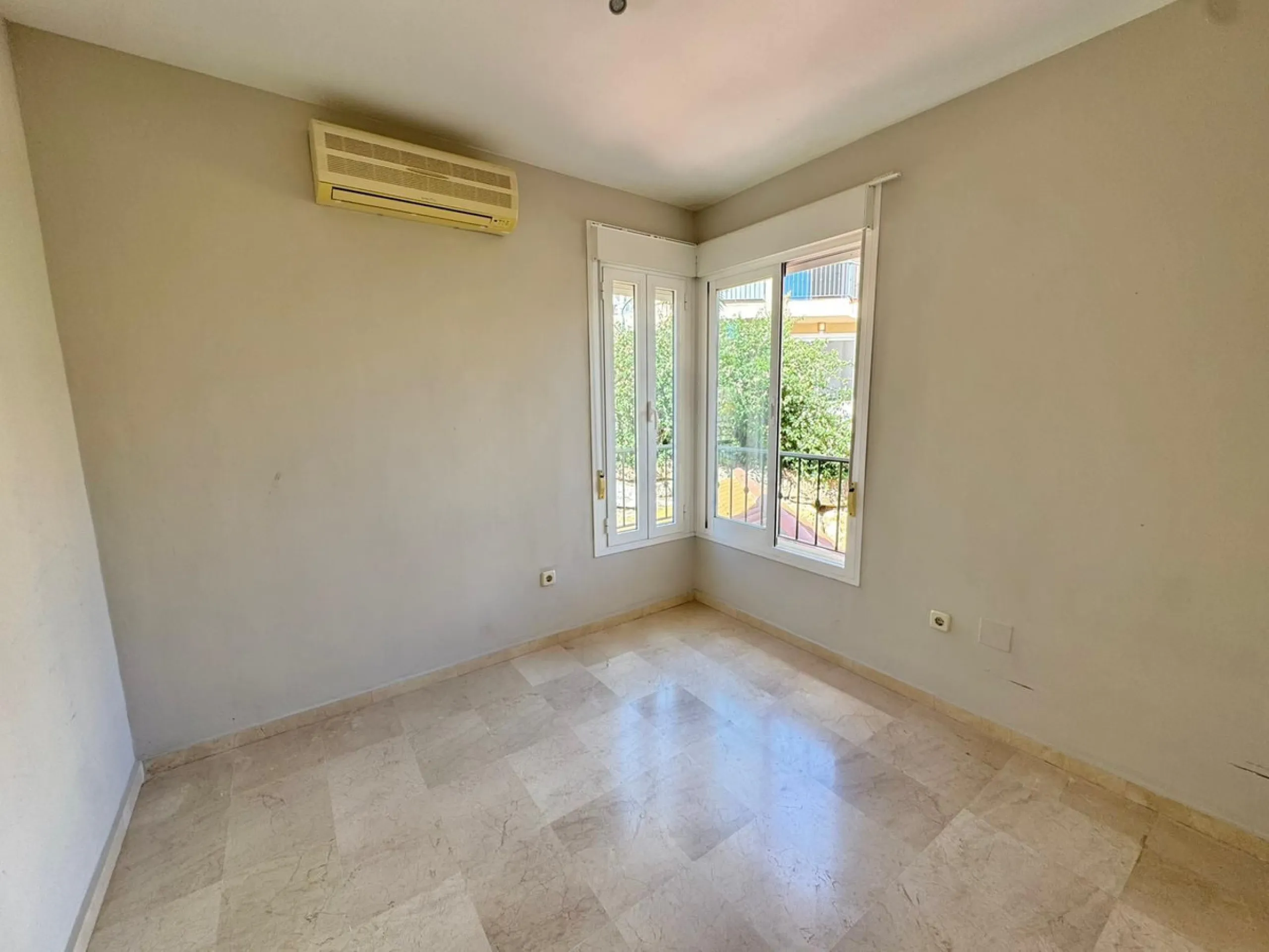 Beautiful 4-bedroom, 2-bathroom semi-detached house located in Riviera del Sol, set within a quiet and well-maintained residential community ideal for families.
