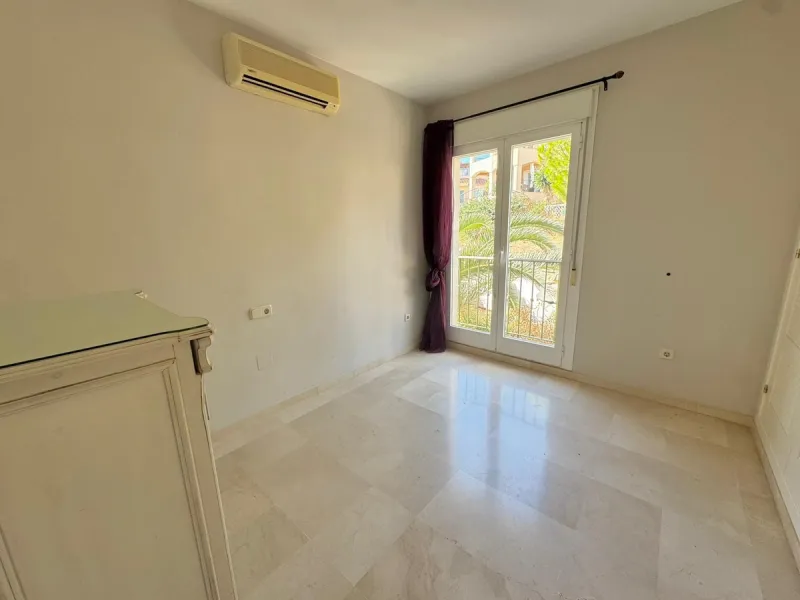 Beautiful 4-bedroom, 2-bathroom semi-detached house located in Riviera del Sol, set within a quiet and well-maintained residential community ideal for families.
