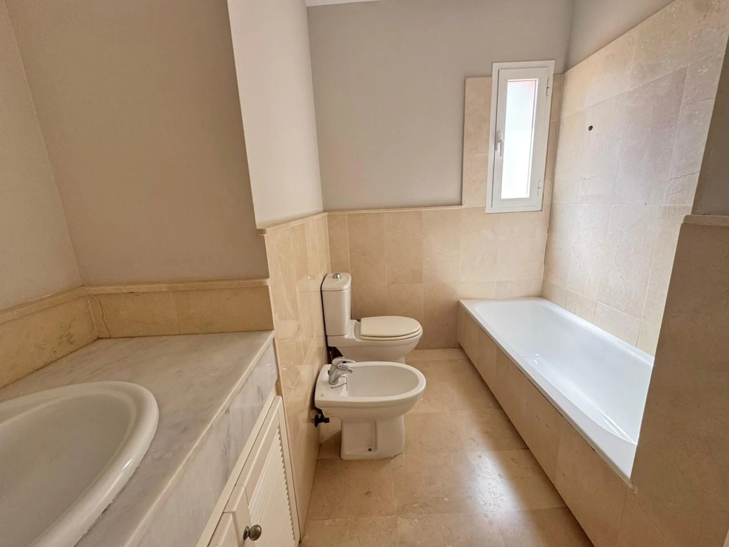 Beautiful 4-bedroom, 2-bathroom semi-detached house located in Riviera del Sol, set within a quiet and well-maintained residential community ideal for families.