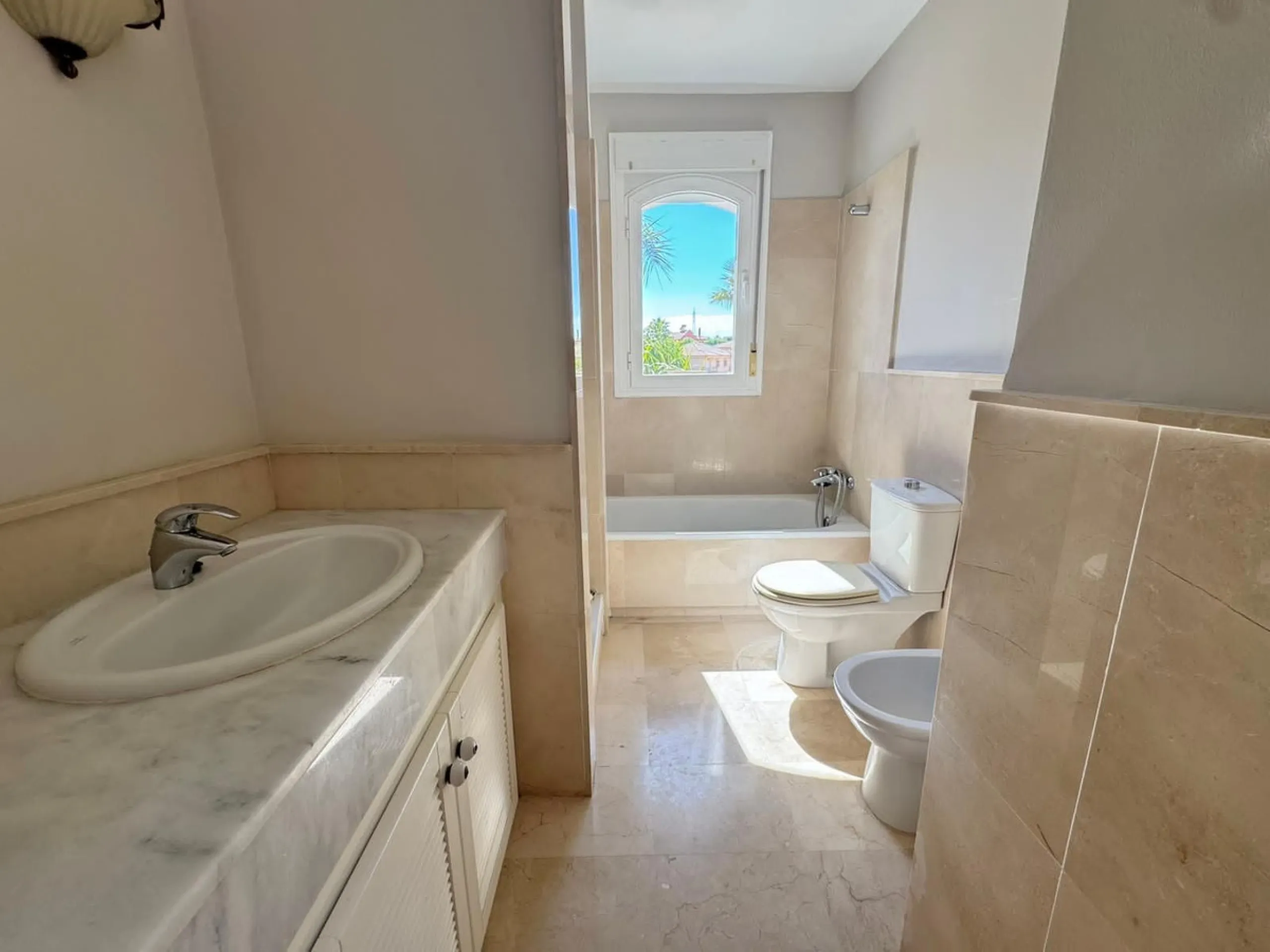 Beautiful 4-bedroom, 2-bathroom semi-detached house located in Riviera del Sol, set within a quiet and well-maintained residential community ideal for families.