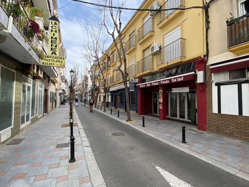 Commercial property for sale with direct frontage onto Francisco Cano Street, just 100 meters from the Paseo Marítimo and the beach. Located in a high-footfall area with strong tourist and local traffic.