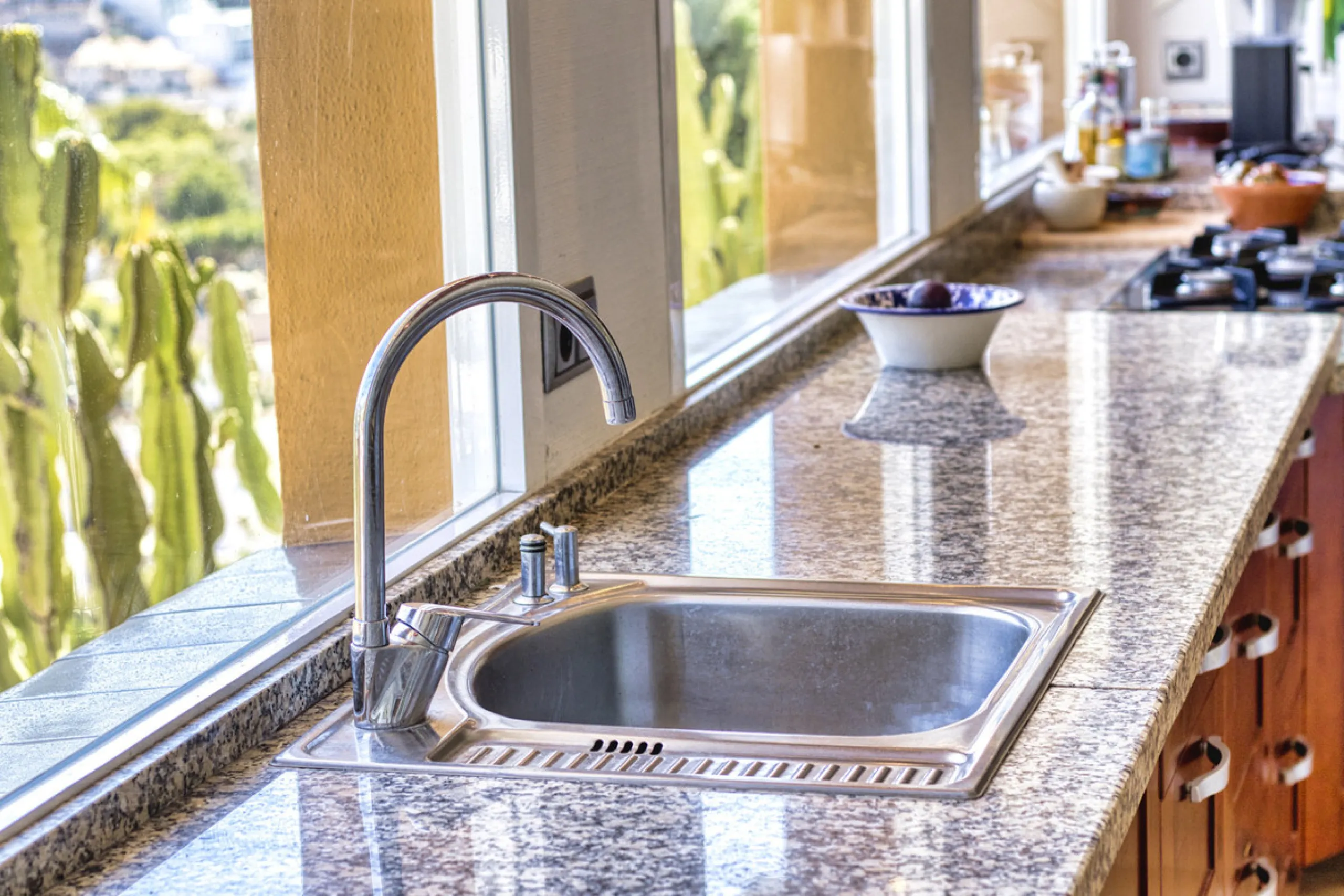Welcome to this lovely, large villa in Torremuelle. The villa is located on a small hill with amazing views over the coastline and mountains of Benalmadena Costa. The location is just perfect, close to the sea and with excellent communication. You can rea