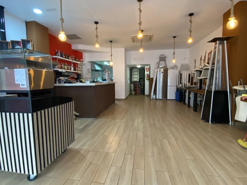 Commercial property for sale with direct frontage onto Francisco Cano Street, just 100 meters from the Paseo Marítimo and the beach. Located in a high-footfall area with strong tourist and local traffic.