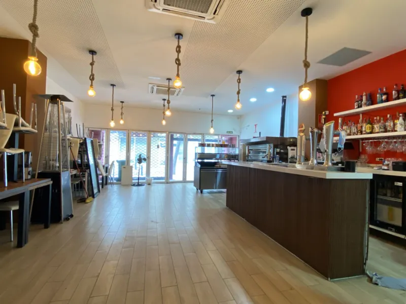 Commercial property for sale with direct frontage onto Francisco Cano Street, just 100 meters from the Paseo Marítimo and the beach. Located in a high-footfall area with strong tourist and local traffic.
