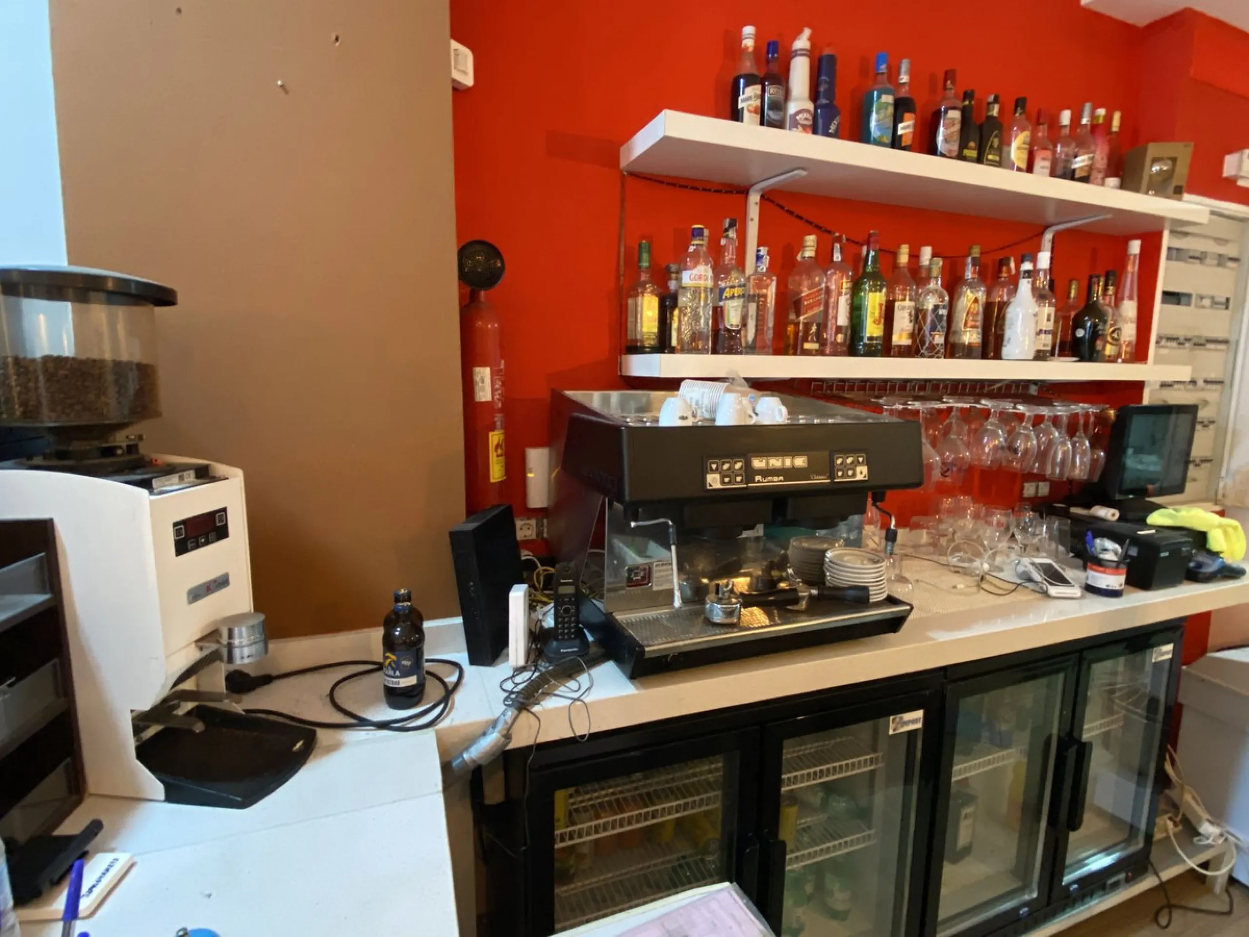 Commercial property for sale with direct frontage onto Francisco Cano Street, just 100 meters from the Paseo Marítimo and the beach. Located in a high-footfall area with strong tourist and local traffic.