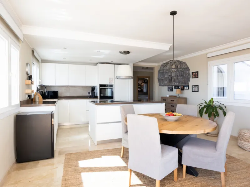 Apartment - Penthouse в продаже в El Paraiso, Málaga. В доме 2 спален и 2 ванных комнат. Площадь дома 115 м²