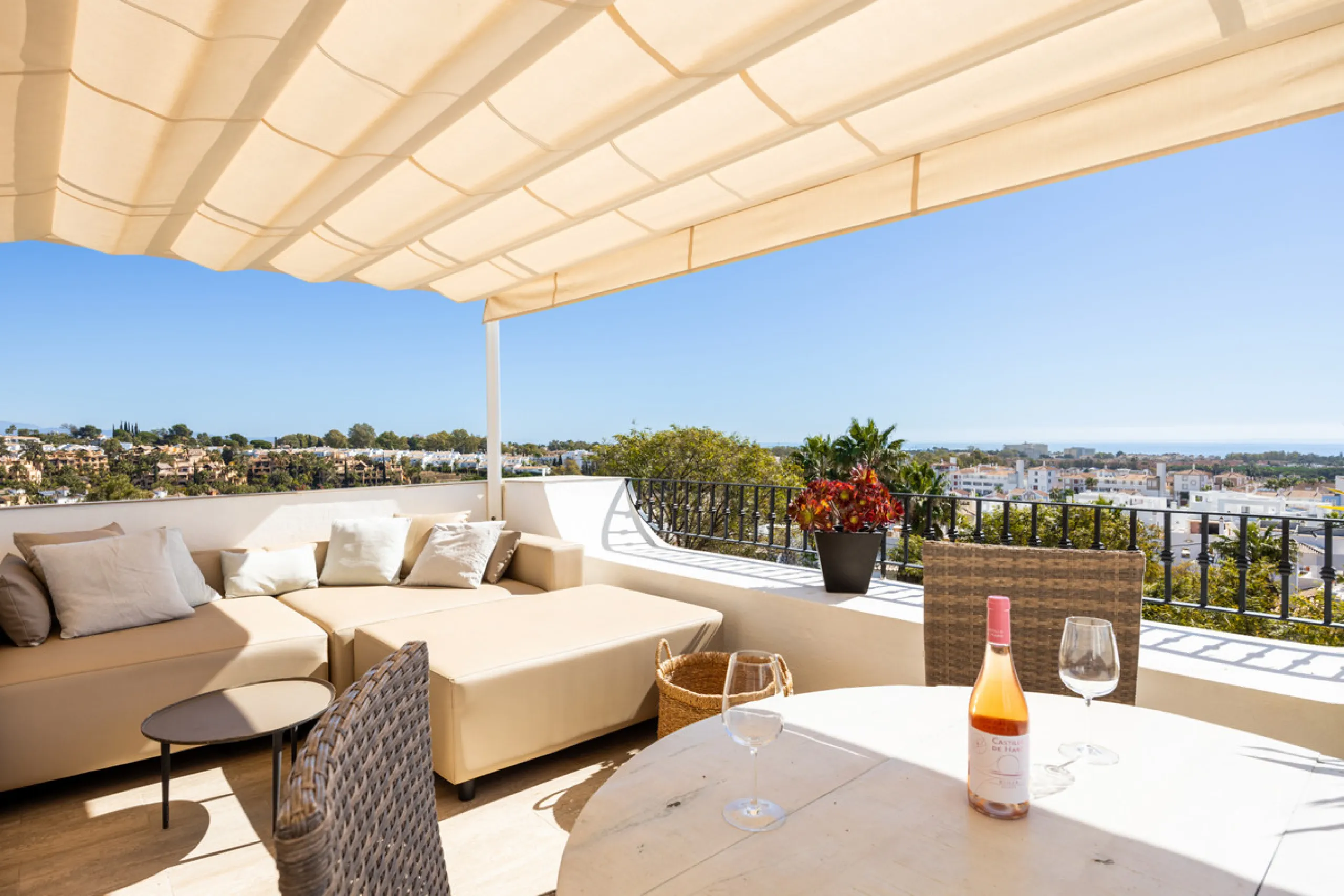Apartment - Penthouse в продаже в El Paraiso, Málaga. В доме 2 спален и 2 ванных комнат. Площадь дома 115 м²