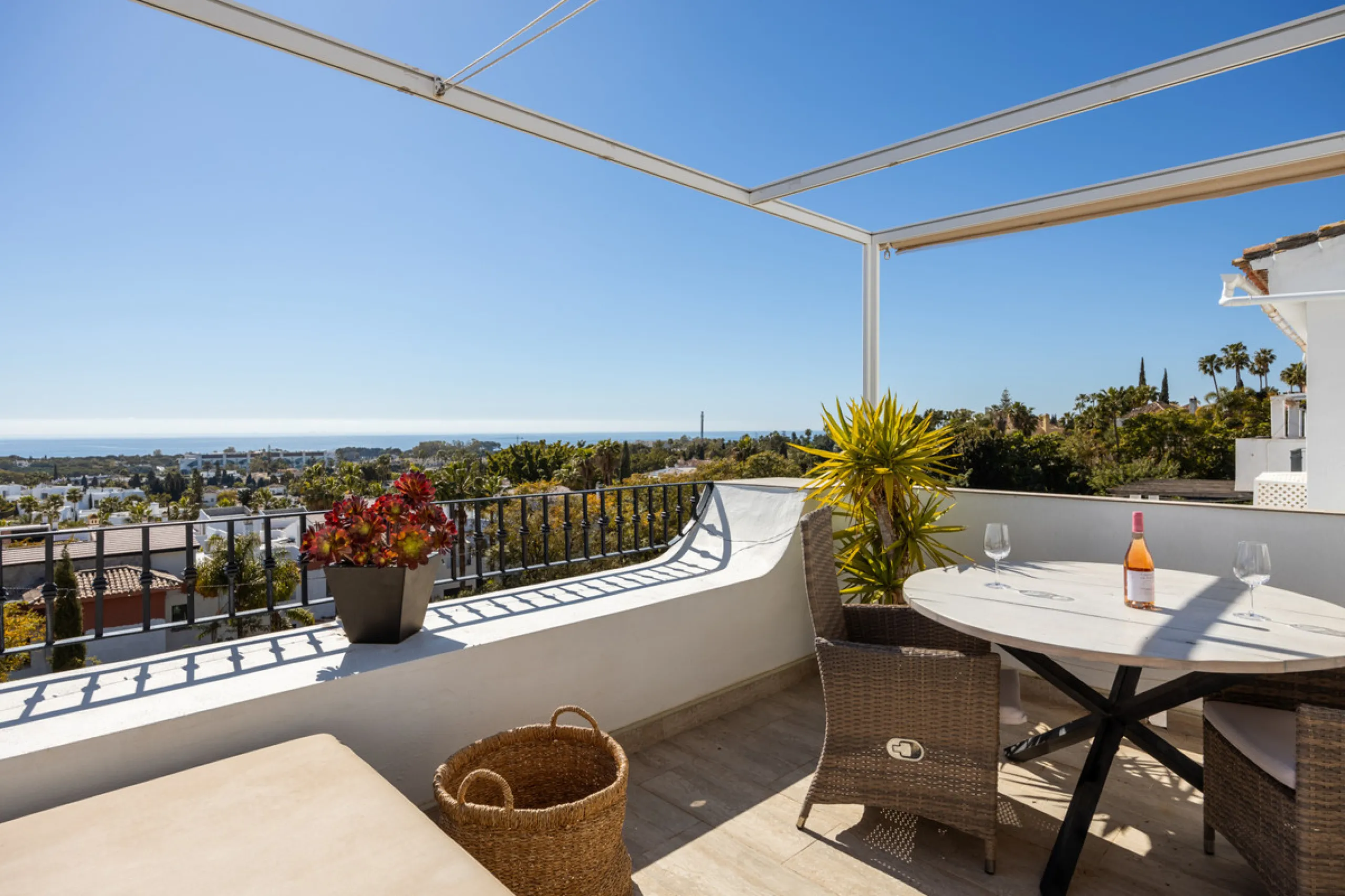 Apartment - Penthouse в продаже в El Paraiso, Málaga. В доме 2 спален и 2 ванных комнат. Площадь дома 115 м²
