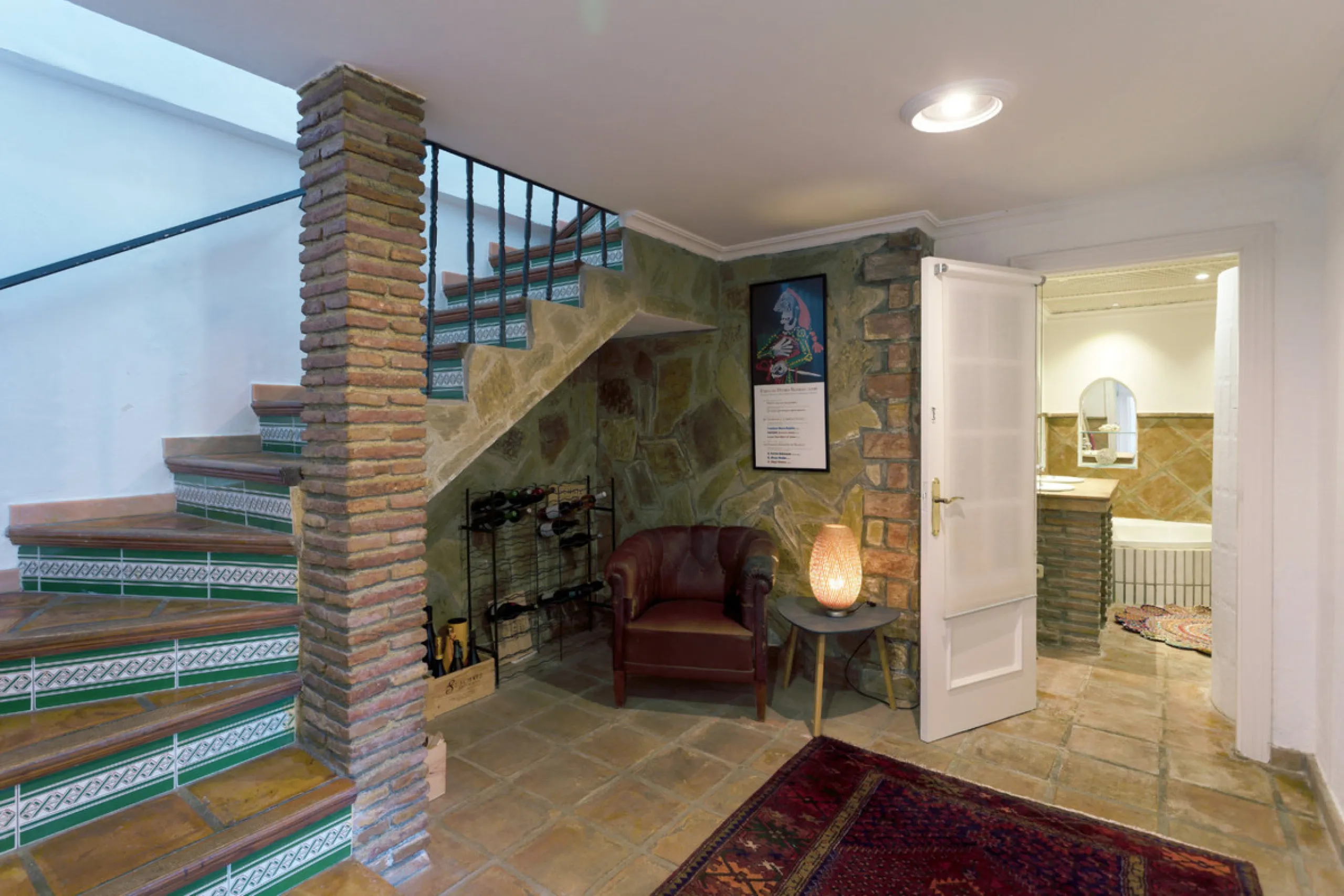 Welcome to this lovely, large villa in Torremuelle. The villa is located on a small hill with amazing views over the coastline and mountains of Benalmadena Costa. The location is just perfect, close to the sea and with excellent communication. You can rea