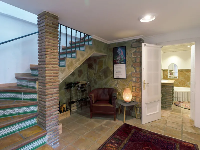 Welcome to this lovely, large villa in Torremuelle. The villa is located on a small hill with amazing views over the coastline and mountains of Benalmadena Costa. The location is just perfect, close to the sea and with excellent communication. You can rea