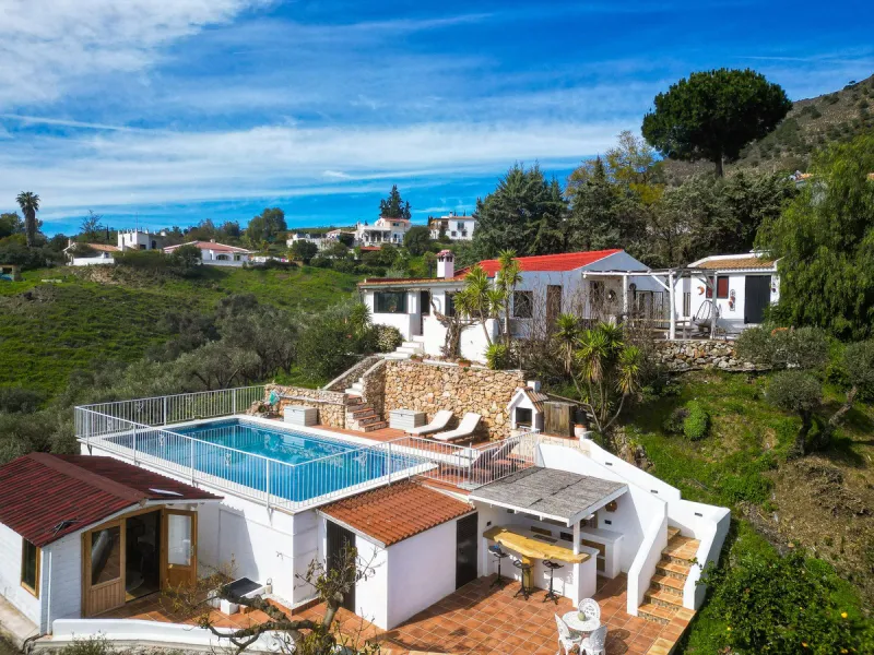 Beautiful countryside villa located in a peaceful valley setting, just a short drive from the vibrant town of Cómpeta. This beautiful country house has been renovated to the highest standards of quality and elegance, offering a refined modern-zen style fi