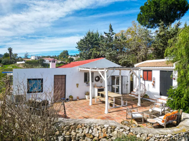 Beautiful countryside villa located in a peaceful valley setting, just a short drive from the vibrant town of Cómpeta. This beautiful country house has been renovated to the highest standards of quality and elegance, offering a refined modern-zen style fi