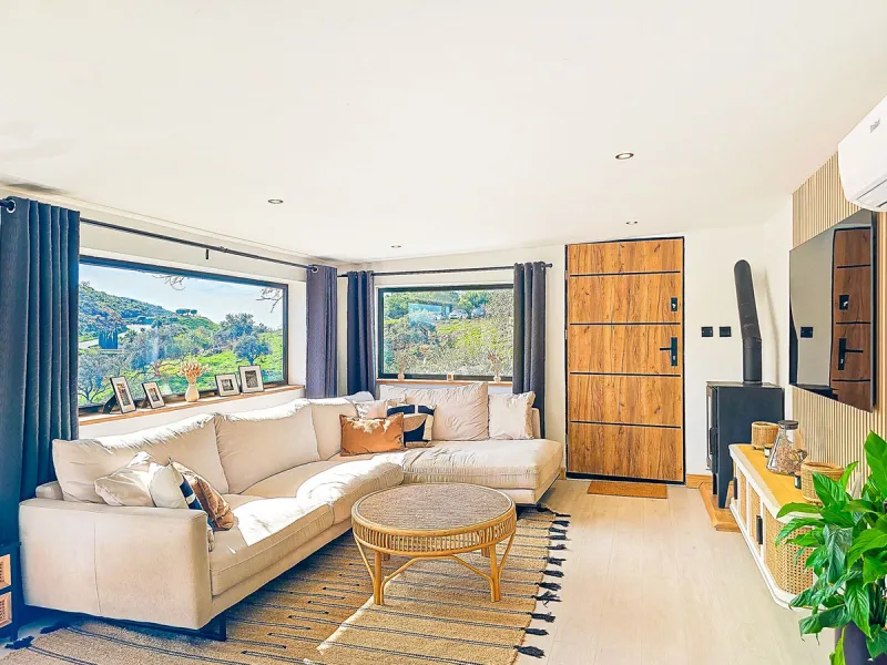 Beautiful countryside villa located in a peaceful valley setting, just a short drive from the vibrant town of Cómpeta. This beautiful country house has been renovated to the highest standards of quality and elegance, offering a refined modern-zen style fi