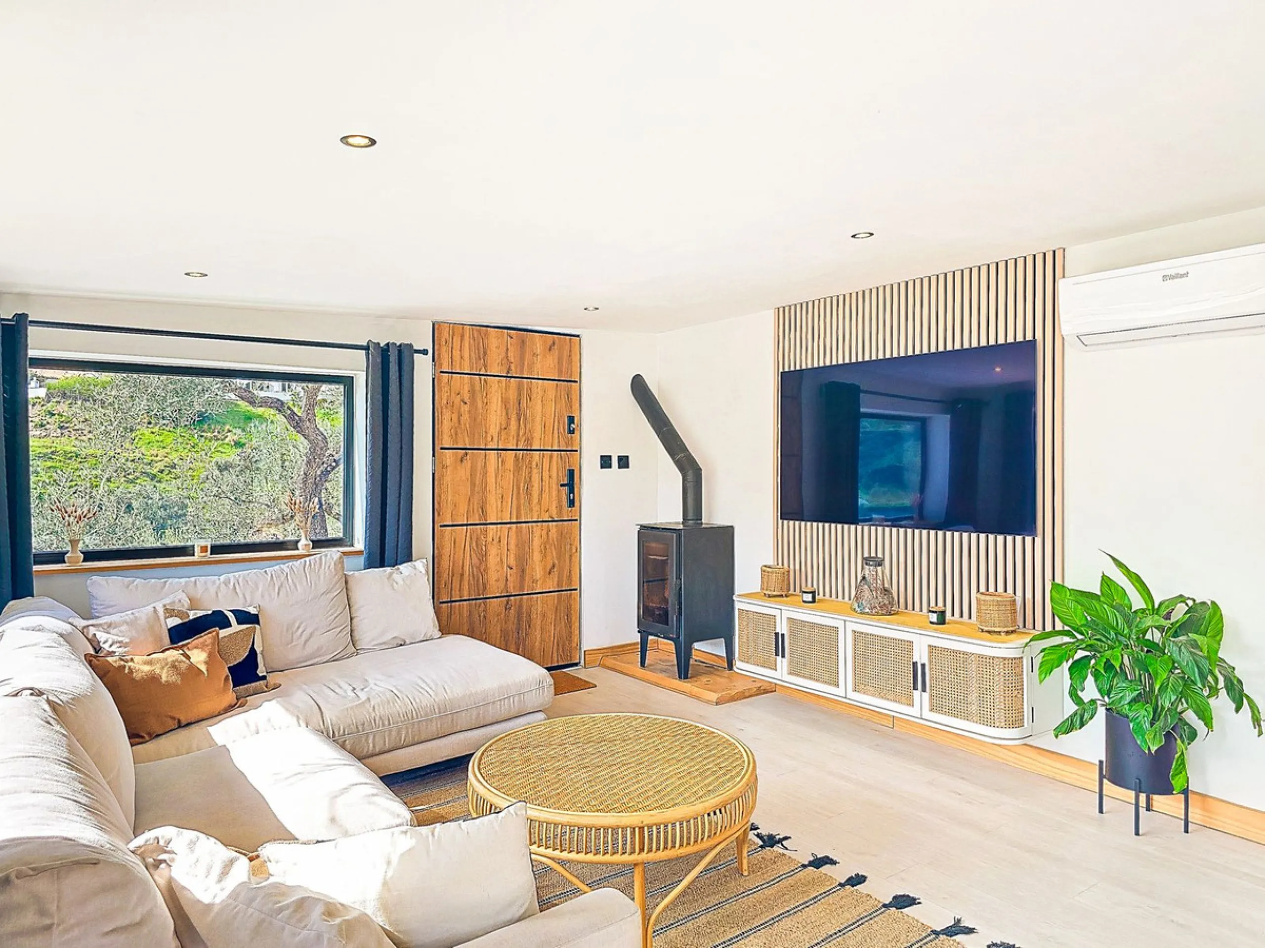Beautiful countryside villa located in a peaceful valley setting, just a short drive from the vibrant town of Cómpeta. This beautiful country house has been renovated to the highest standards of quality and elegance, offering a refined modern-zen style fi