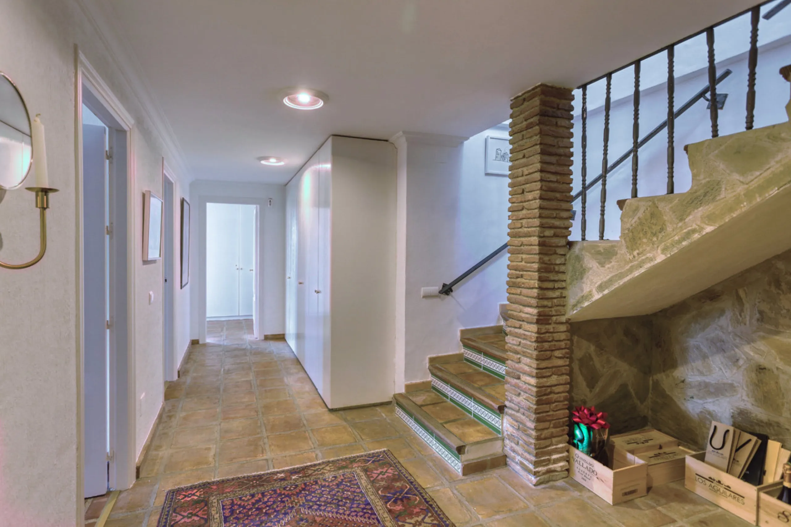 Welcome to this lovely, large villa in Torremuelle. The villa is located on a small hill with amazing views over the coastline and mountains of Benalmadena Costa. The location is just perfect, close to the sea and with excellent communication. You can rea