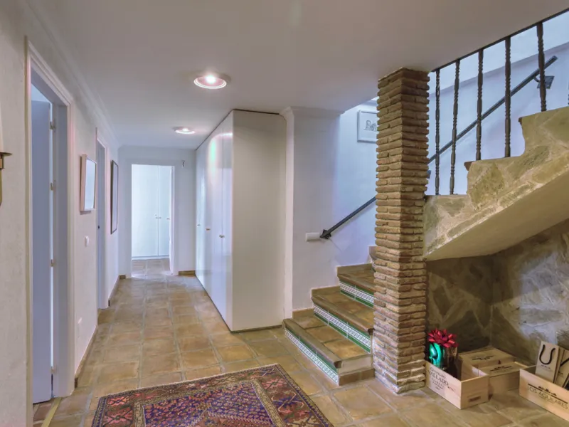 Welcome to this lovely, large villa in Torremuelle. The villa is located on a small hill with amazing views over the coastline and mountains of Benalmadena Costa. The location is just perfect, close to the sea and with excellent communication. You can rea