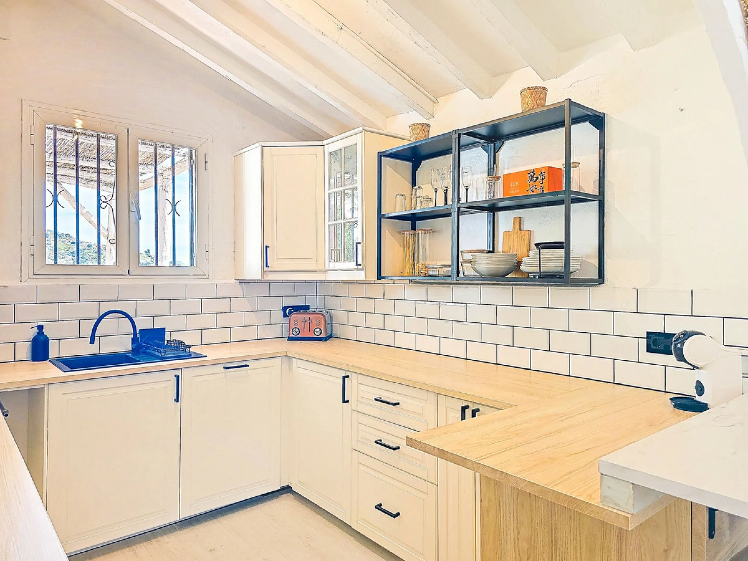 Beautiful countryside villa located in a peaceful valley setting, just a short drive from the vibrant town of Cómpeta. This beautiful country house has been renovated to the highest standards of quality and elegance, offering a refined modern-zen style fi