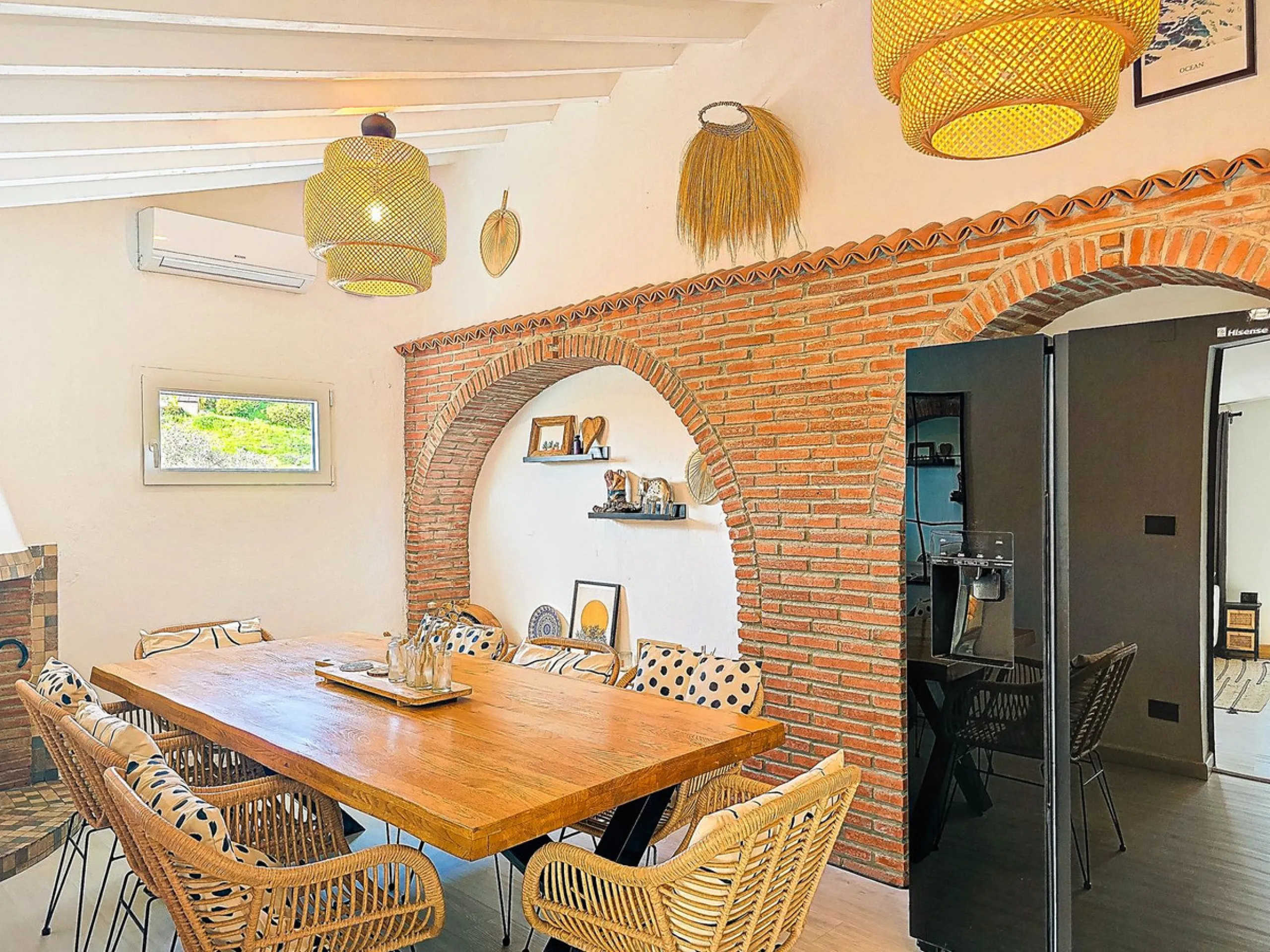 Beautiful countryside villa located in a peaceful valley setting, just a short drive from the vibrant town of Cómpeta. This beautiful country house has been renovated to the highest standards of quality and elegance, offering a refined modern-zen style fi