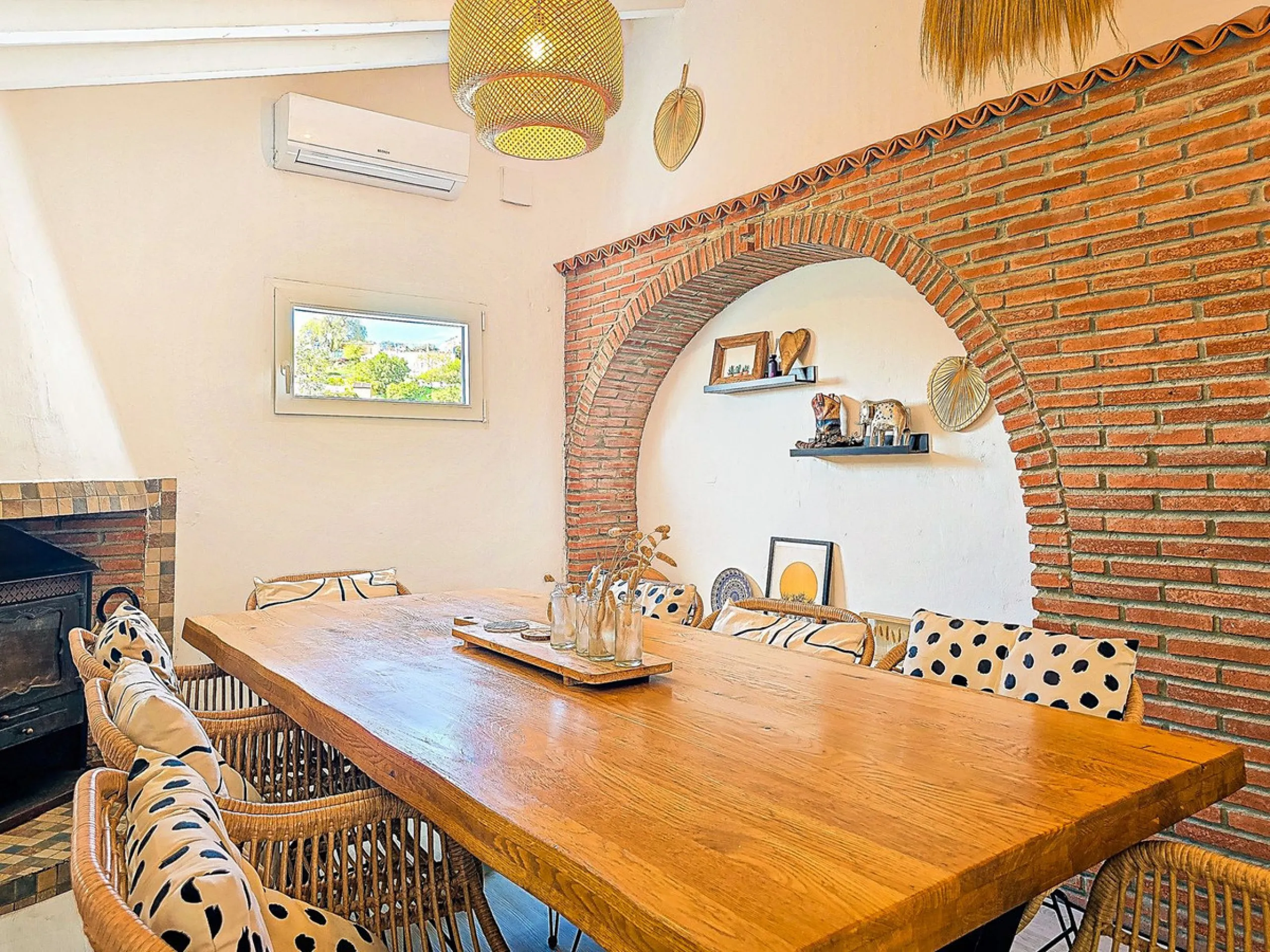 Beautiful countryside villa located in a peaceful valley setting, just a short drive from the vibrant town of Cómpeta. This beautiful country house has been renovated to the highest standards of quality and elegance, offering a refined modern-zen style fi