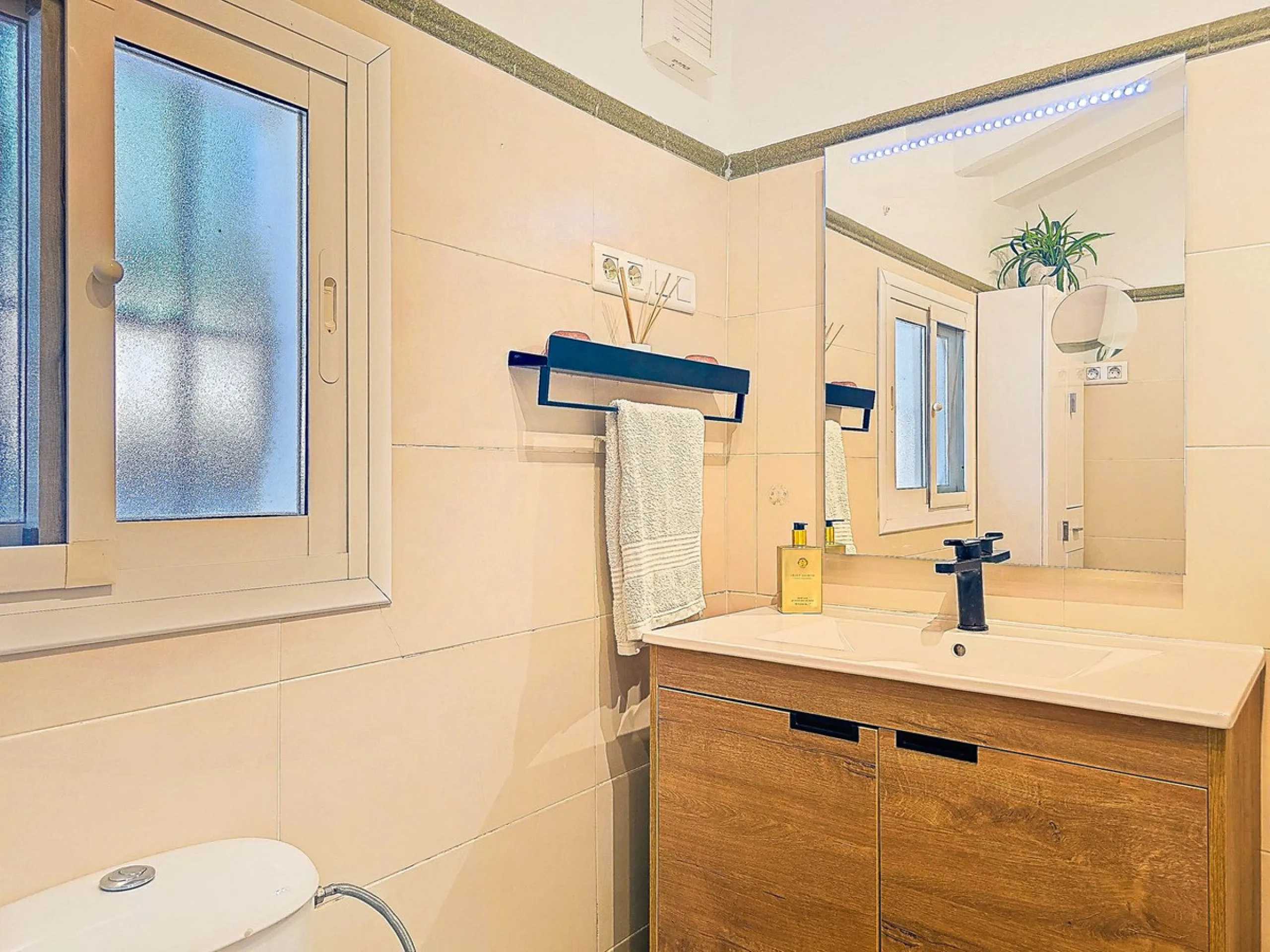 Beautiful countryside villa located in a peaceful valley setting, just a short drive from the vibrant town of Cómpeta. This beautiful country house has been renovated to the highest standards of quality and elegance, offering a refined modern-zen style fi