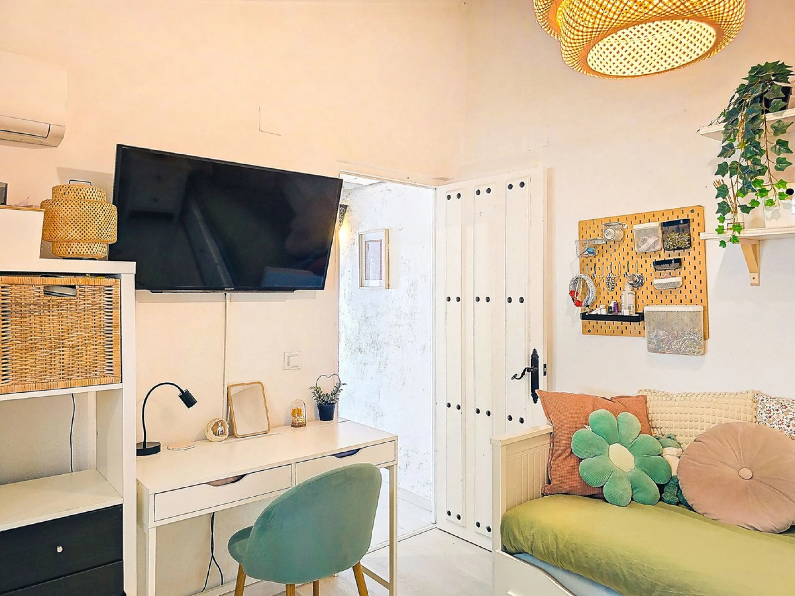 Beautiful countryside villa located in a peaceful valley setting, just a short drive from the vibrant town of Cómpeta. This beautiful country house has been renovated to the highest standards of quality and elegance, offering a refined modern-zen style fi