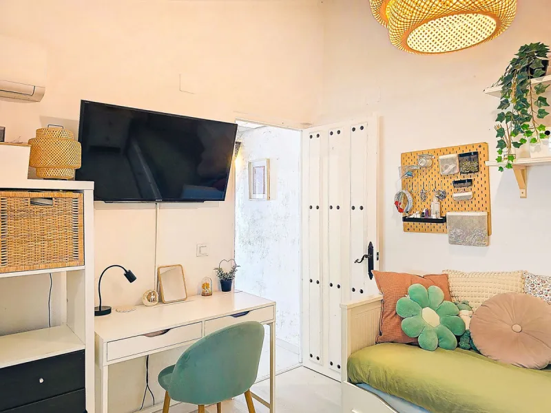 Beautiful countryside villa located in a peaceful valley setting, just a short drive from the vibrant town of Cómpeta. This beautiful country house has been renovated to the highest standards of quality and elegance, offering a refined modern-zen style fi