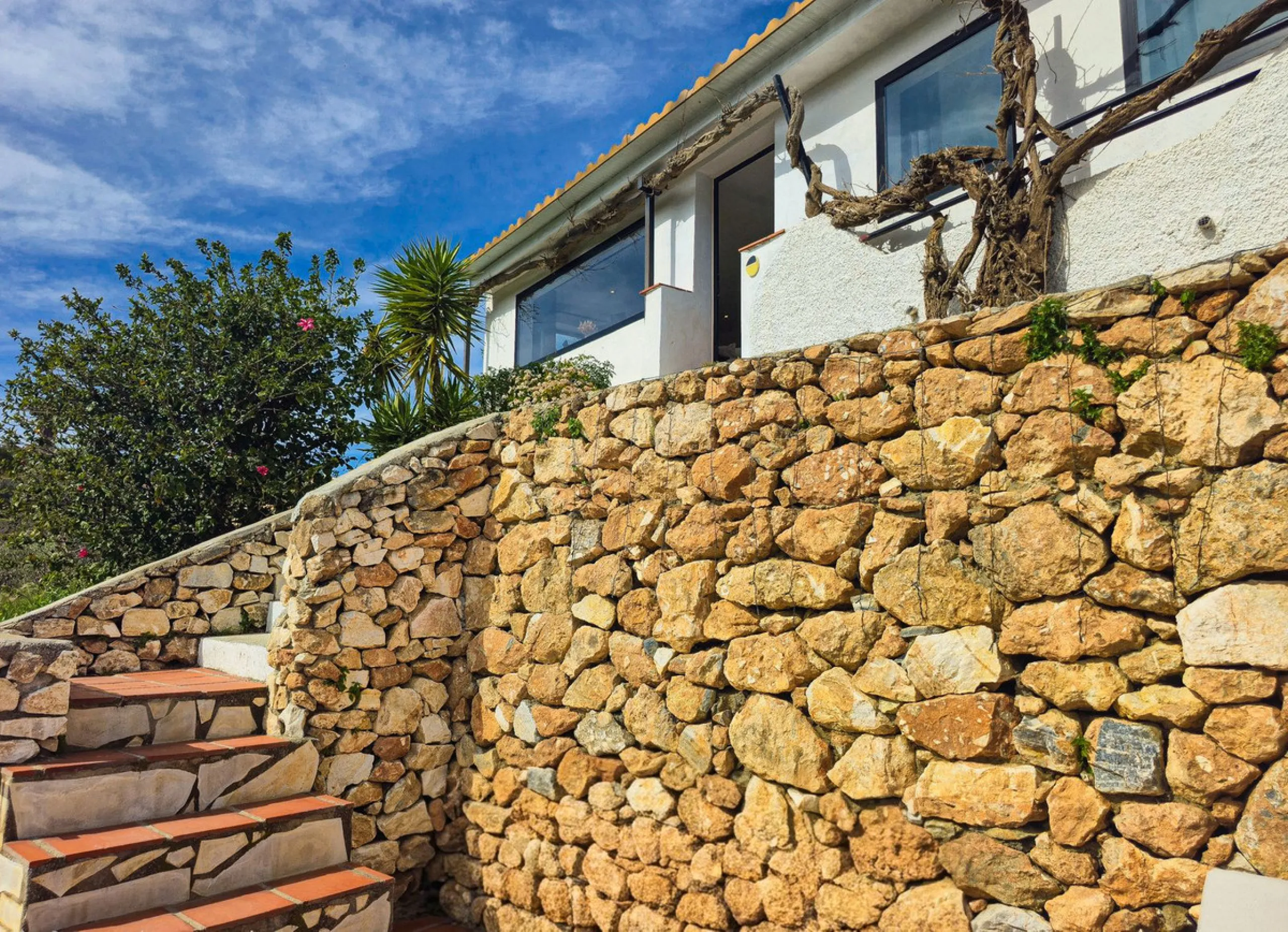Beautiful countryside villa located in a peaceful valley setting, just a short drive from the vibrant town of Cómpeta. This beautiful country house has been renovated to the highest standards of quality and elegance, offering a refined modern-zen style fi