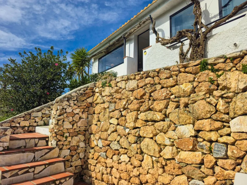 Beautiful countryside villa located in a peaceful valley setting, just a short drive from the vibrant town of Cómpeta. This beautiful country house has been renovated to the highest standards of quality and elegance, offering a refined modern-zen style fi