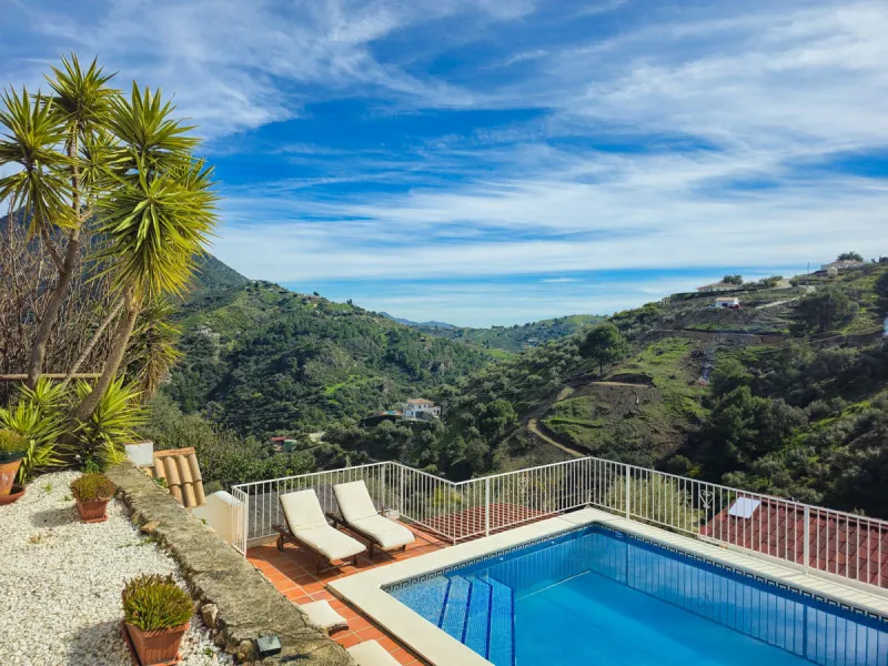 Beautiful countryside villa located in a peaceful valley setting, just a short drive from the vibrant town of Cómpeta. This beautiful country house has been renovated to the highest standards of quality and elegance, offering a refined modern-zen style fi