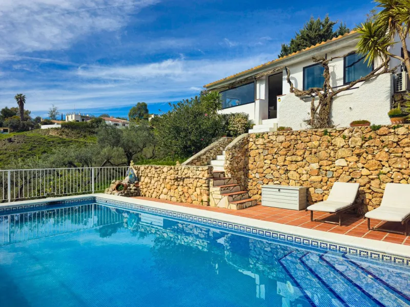 Beautiful countryside villa located in a peaceful valley setting, just a short drive from the vibrant town of Cómpeta. This beautiful country house has been renovated to the highest standards of quality and elegance, offering a refined modern-zen style fi