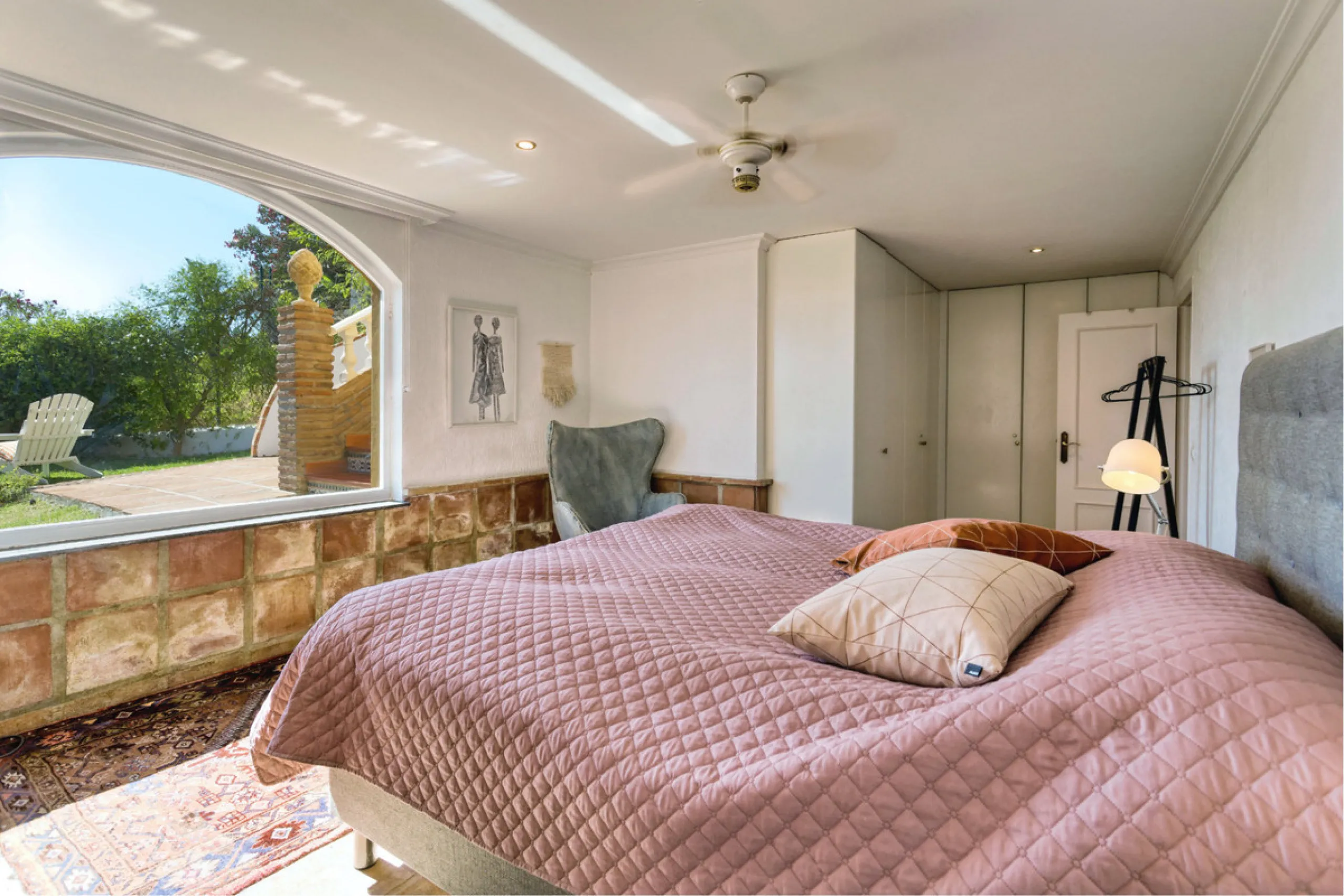 Welcome to this lovely, large villa in Torremuelle. The villa is located on a small hill with amazing views over the coastline and mountains of Benalmadena Costa. The location is just perfect, close to the sea and with excellent communication. You can rea
