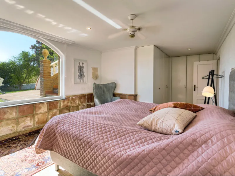 Welcome to this lovely, large villa in Torremuelle. The villa is located on a small hill with amazing views over the coastline and mountains of Benalmadena Costa. The location is just perfect, close to the sea and with excellent communication. You can rea