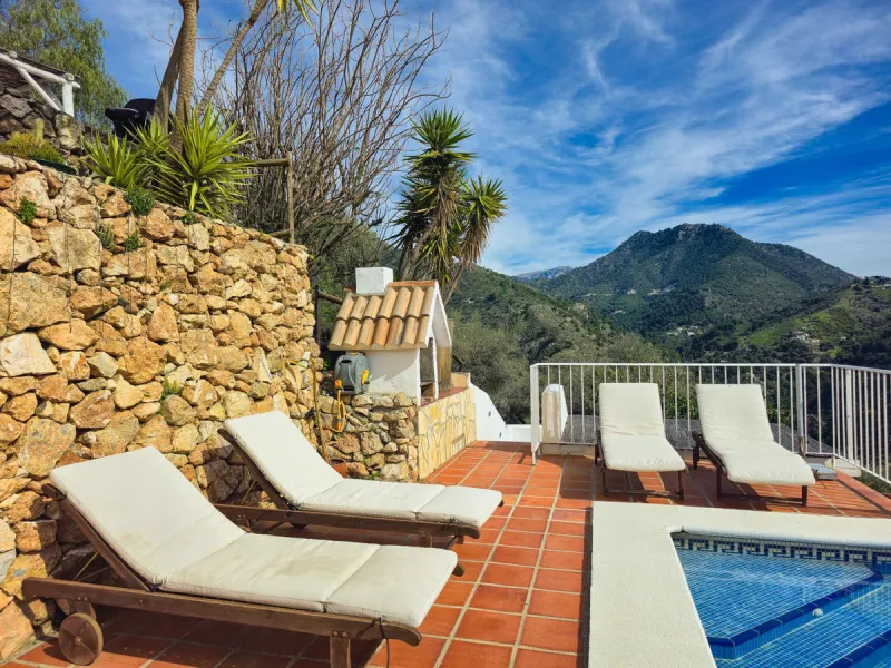 Beautiful countryside villa located in a peaceful valley setting, just a short drive from the vibrant town of Cómpeta. This beautiful country house has been renovated to the highest standards of quality and elegance, offering a refined modern-zen style fi
