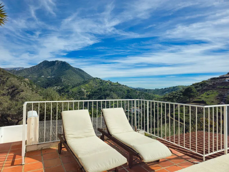 Beautiful countryside villa located in a peaceful valley setting, just a short drive from the vibrant town of Cómpeta. This beautiful country house has been renovated to the highest standards of quality and elegance, offering a refined modern-zen style fi
