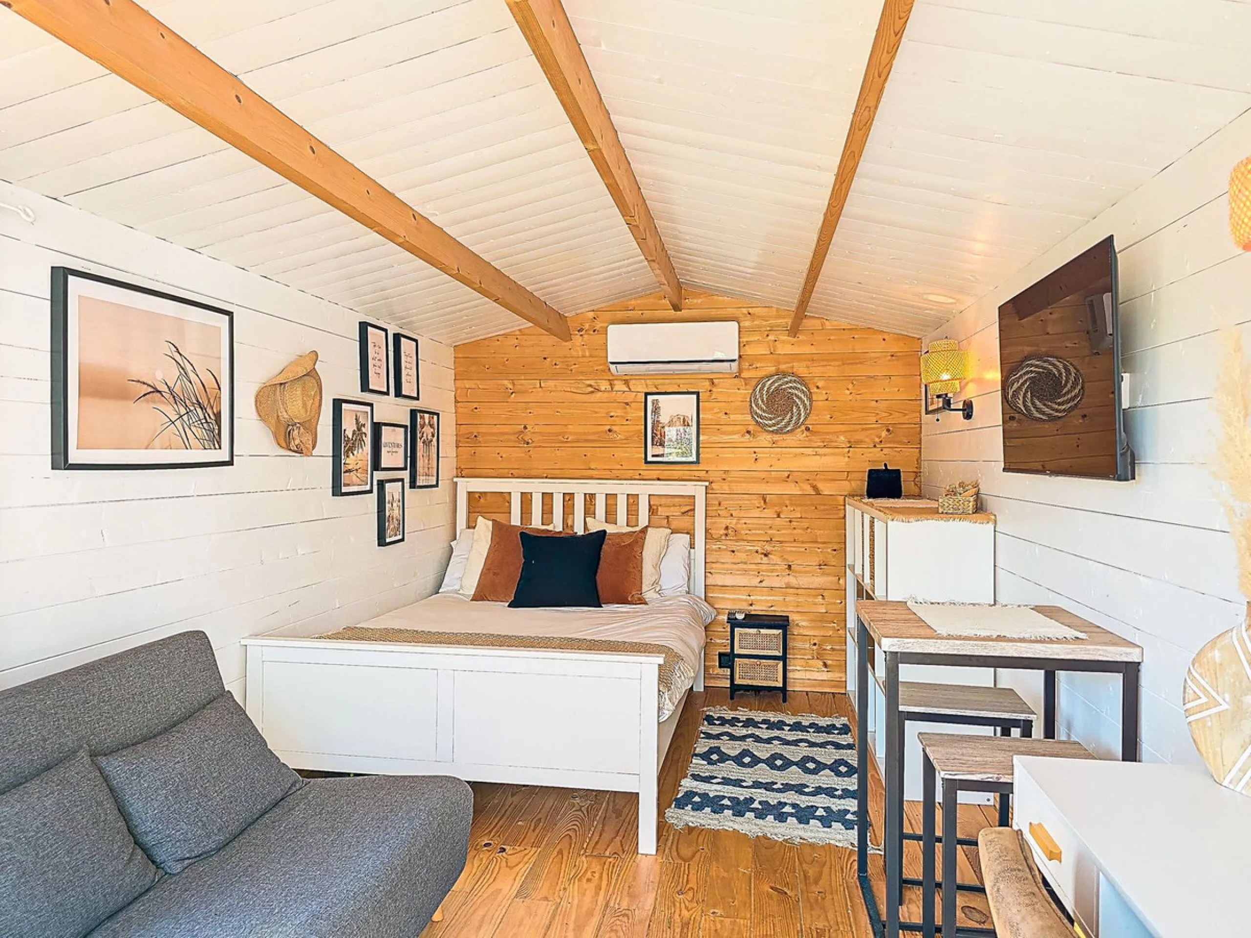 Beautiful countryside villa located in a peaceful valley setting, just a short drive from the vibrant town of Cómpeta. This beautiful country house has been renovated to the highest standards of quality and elegance, offering a refined modern-zen style fi