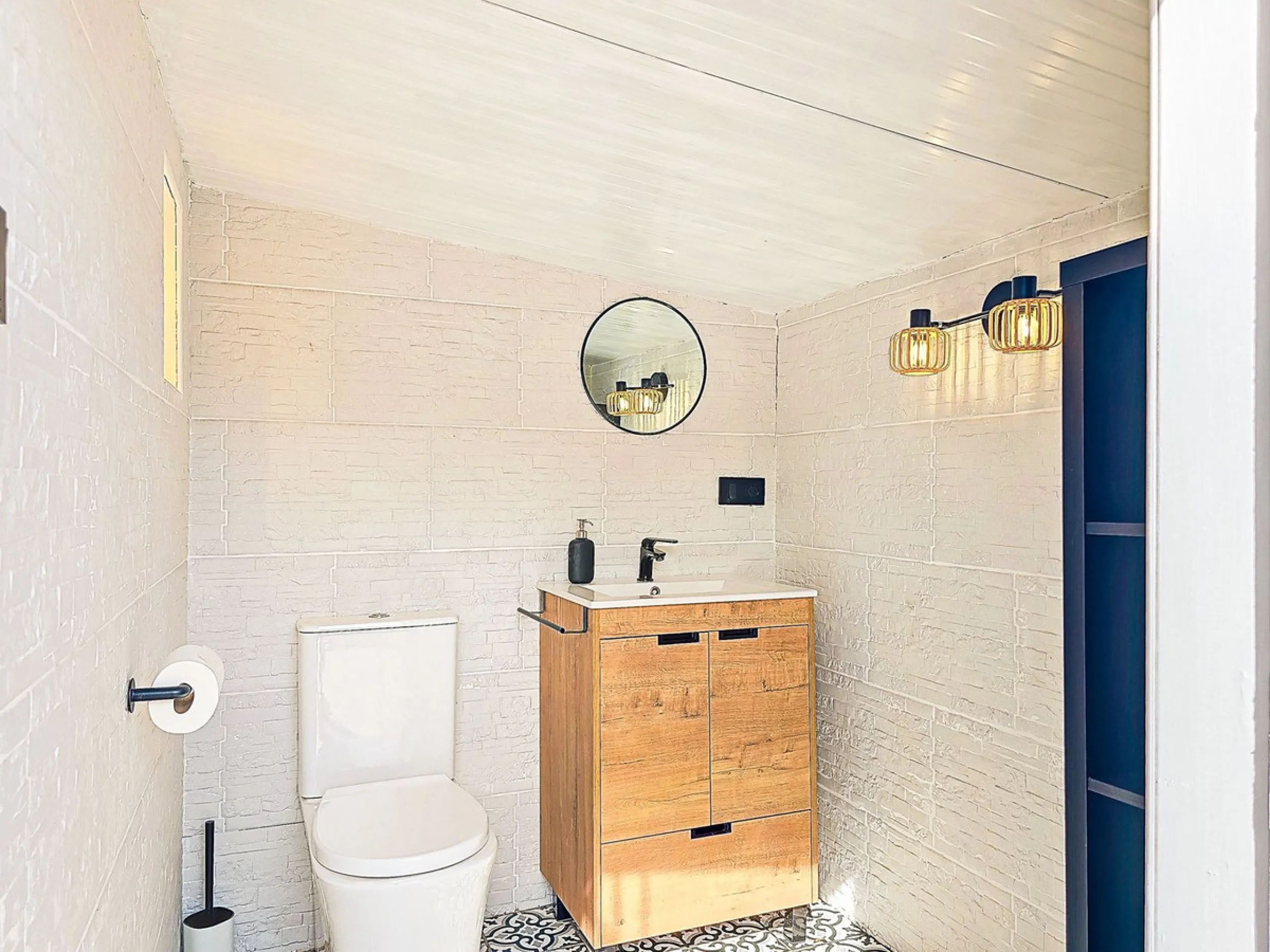 Beautiful countryside villa located in a peaceful valley setting, just a short drive from the vibrant town of Cómpeta. This beautiful country house has been renovated to the highest standards of quality and elegance, offering a refined modern-zen style fi