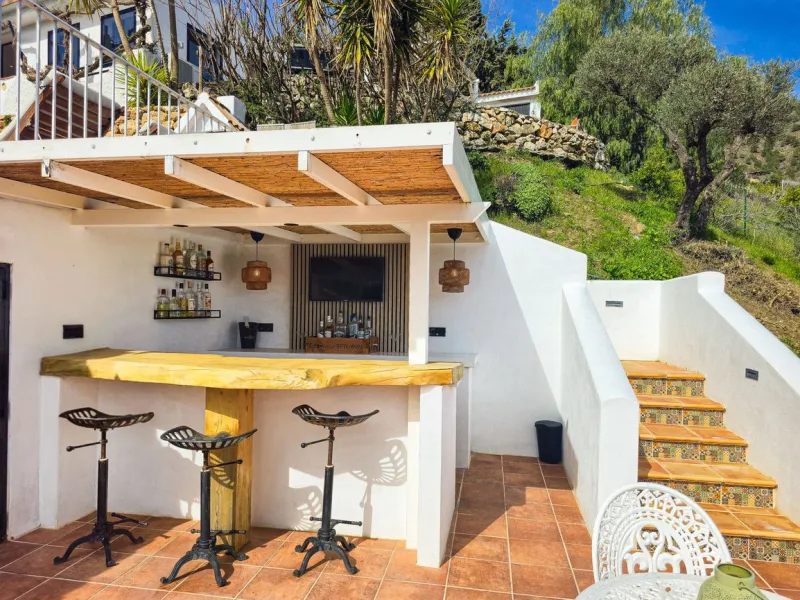 Beautiful countryside villa located in a peaceful valley setting, just a short drive from the vibrant town of Cómpeta. This beautiful country house has been renovated to the highest standards of quality and elegance, offering a refined modern-zen style fi