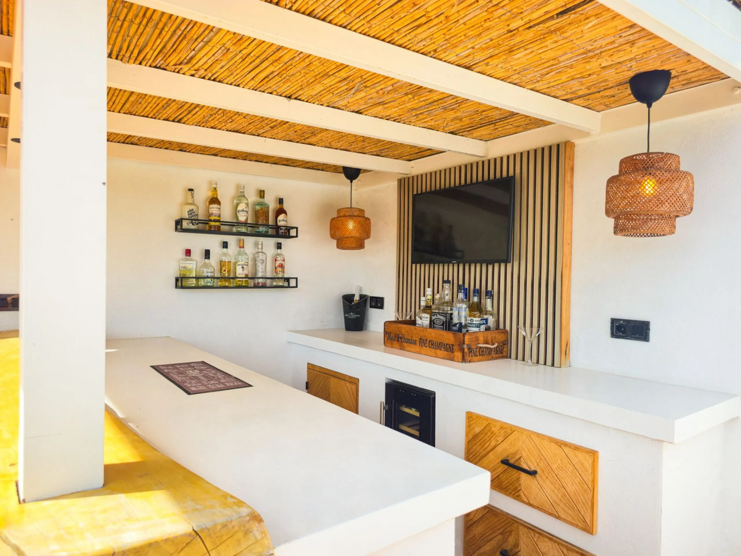 Beautiful countryside villa located in a peaceful valley setting, just a short drive from the vibrant town of Cómpeta. This beautiful country house has been renovated to the highest standards of quality and elegance, offering a refined modern-zen style fi