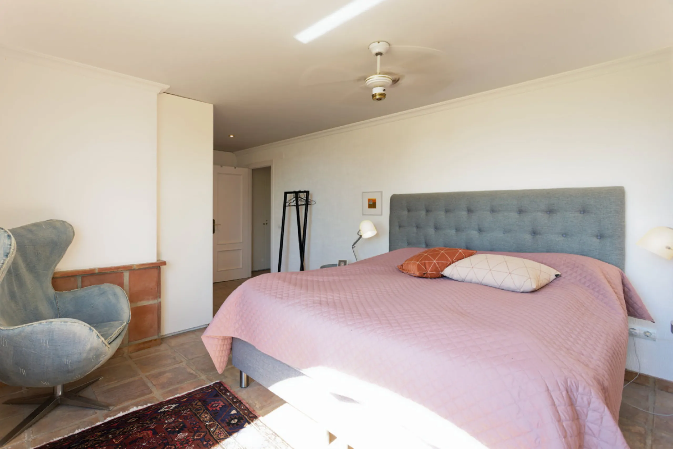 Welcome to this lovely, large villa in Torremuelle. The villa is located on a small hill with amazing views over the coastline and mountains of Benalmadena Costa. The location is just perfect, close to the sea and with excellent communication. You can rea