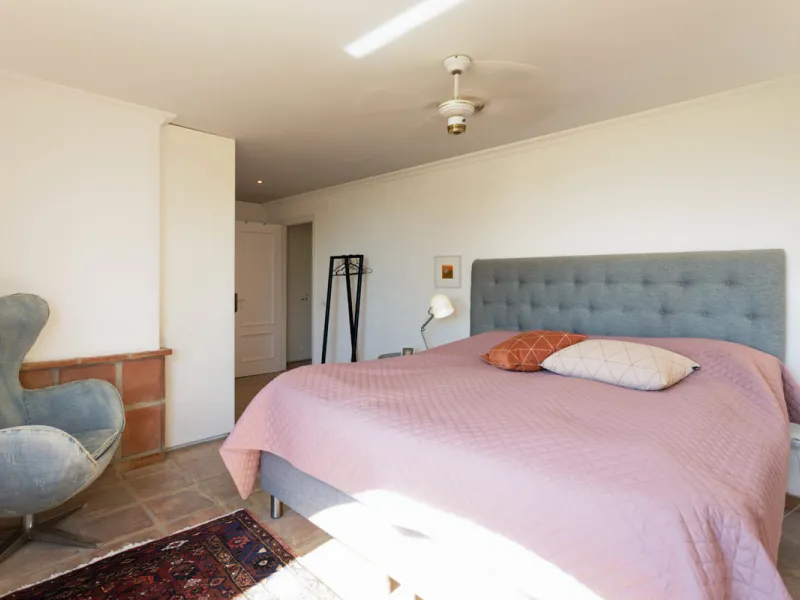Welcome to this lovely, large villa in Torremuelle. The villa is located on a small hill with amazing views over the coastline and mountains of Benalmadena Costa. The location is just perfect, close to the sea and with excellent communication. You can rea