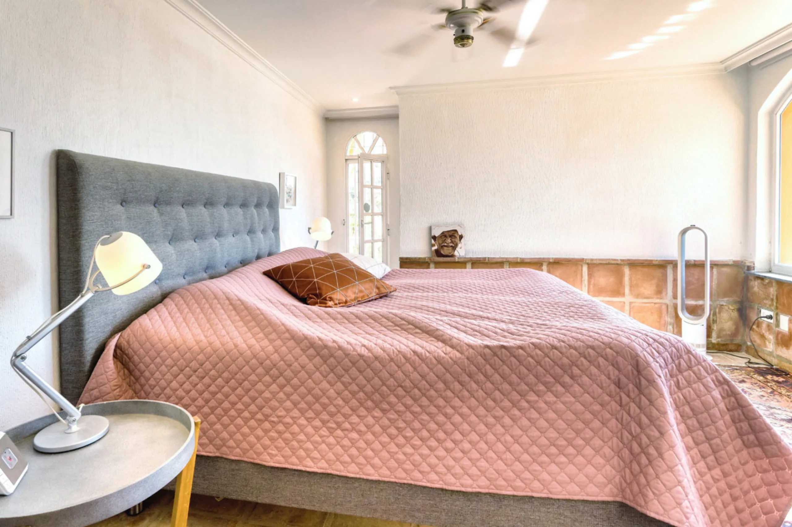 Welcome to this lovely, large villa in Torremuelle. The villa is located on a small hill with amazing views over the coastline and mountains of Benalmadena Costa. The location is just perfect, close to the sea and with excellent communication. You can rea