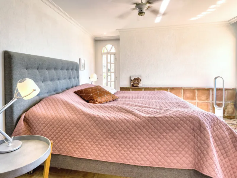 Welcome to this lovely, large villa in Torremuelle. The villa is located on a small hill with amazing views over the coastline and mountains of Benalmadena Costa. The location is just perfect, close to the sea and with excellent communication. You can rea