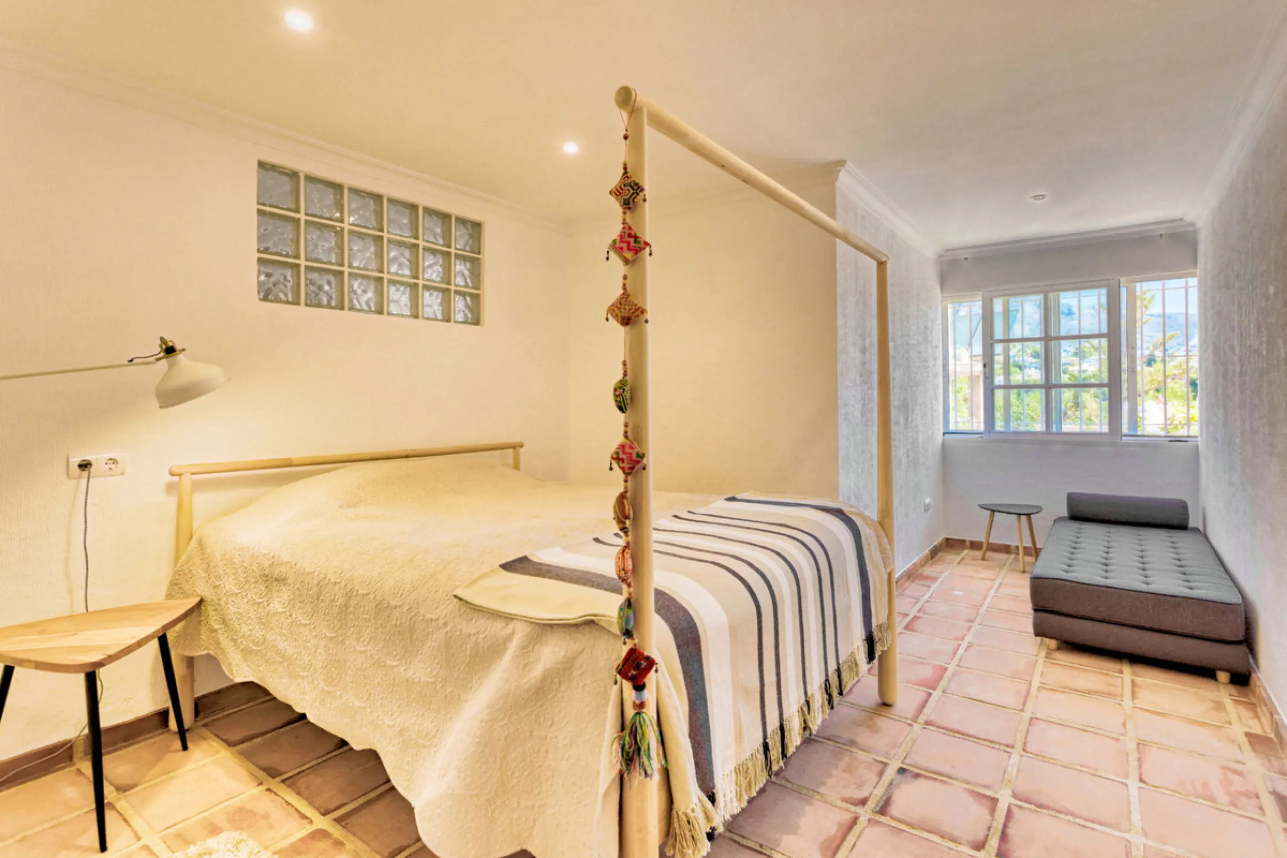 Welcome to this lovely, large villa in Torremuelle. The villa is located on a small hill with amazing views over the coastline and mountains of Benalmadena Costa. The location is just perfect, close to the sea and with excellent communication. You can rea