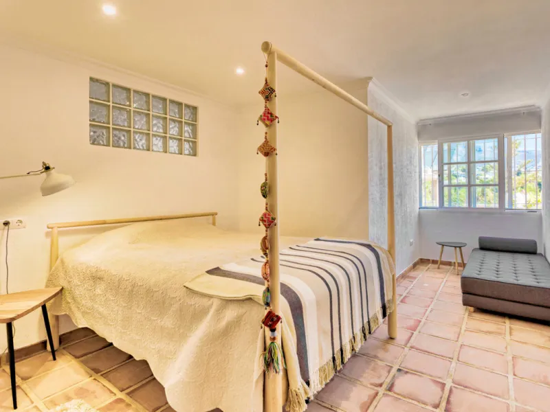 Welcome to this lovely, large villa in Torremuelle. The villa is located on a small hill with amazing views over the coastline and mountains of Benalmadena Costa. The location is just perfect, close to the sea and with excellent communication. You can rea