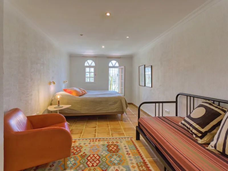Welcome to this lovely, large villa in Torremuelle. The villa is located on a small hill with amazing views over the coastline and mountains of Benalmadena Costa. The location is just perfect, close to the sea and with excellent communication. You can rea