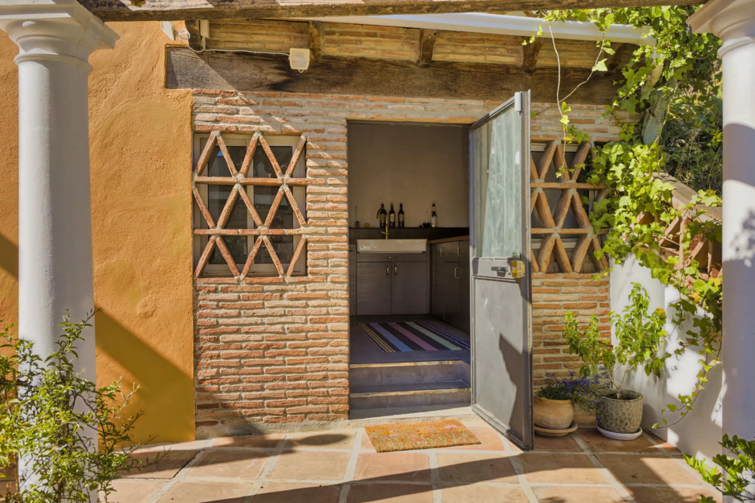 Welcome to this lovely, large villa in Torremuelle. The villa is located on a small hill with amazing views over the coastline and mountains of Benalmadena Costa. The location is just perfect, close to the sea and with excellent communication. You can rea